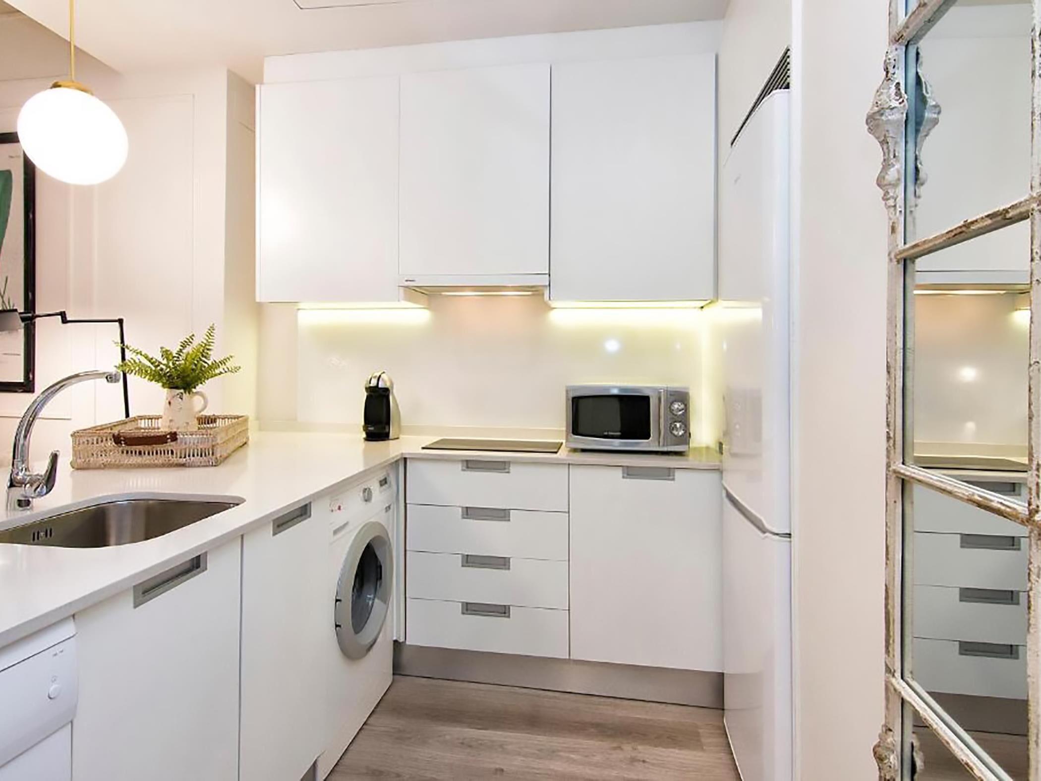 Een koelkast, een magnetron, een vaatwasser