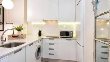 Een koelkast, een magnetron, een vaatwasser