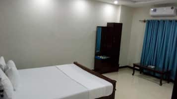 Habitación doble Deluxe, 1 cama King size, vista a la ciudad | Área de sala de estar | Televisión de pantalla plana de 32 pulgadas con canales por cable