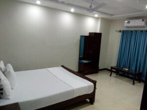 Deluxe Double Room, 1 King Bed, City View | Living area | 32-inch flat-screen TV with cable channels, TV - Royal Blue Inn Hotel Islamabad (Islamabad)