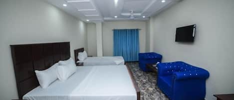 Chambre Deluxe double, 1 trĂšs grand lit, vue sur la ville | Fer et planche Ă repasser, accĂšs au Wi-Fi (inclus), literie fournie