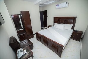 Deluxe Double Room, 1 King Bed, City View | Iron/ironing board, free WiFi, bed sheets - Royal Blue Inn Hotel Islamabad (Islamabad)