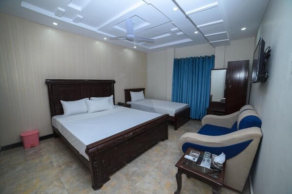 Deluxe Double Room, 1 King Bed, City View | Iron/ironing board, free WiFi, bed sheets - Royal Blue Inn Hotel Islamabad (Islamabad)