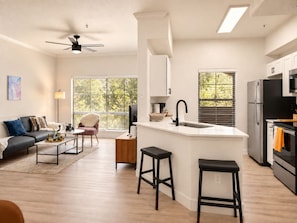 Un apartamento moderno con cocina, comedor y sala de estar.