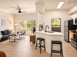 Un apartamento moderno con cocina, comedor y sala de estar.