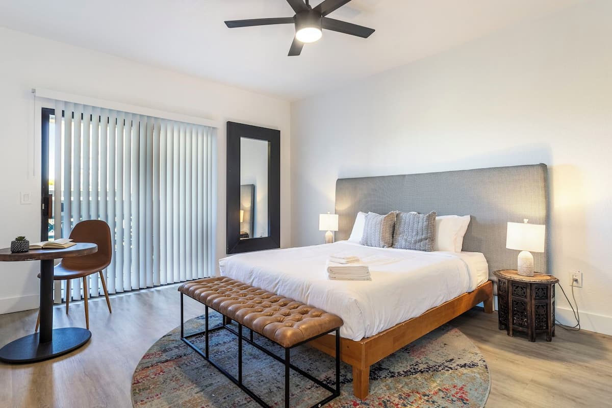 Apartment, 1 Bedroom | 2 bilik tidur, ruang kerja komputer riba, seterika/papan seterika