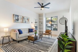 Deluxe-Apartment, 2 Schlafzimmer | Wohnbereich | 42-Zoll-Smart-TV mit Digitalempfang, Fernseher