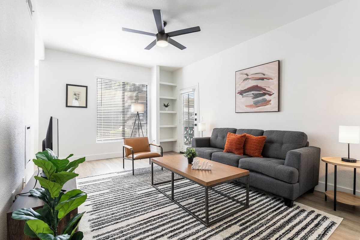 Apartment, 2 Bedrooms | Ruang tamu | 42 inci sebuah televisyen pintar dengan digital, TV