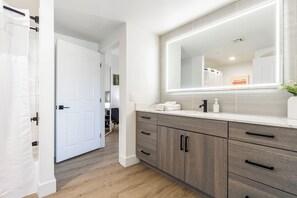 Combined shower/tub, free toiletries, hair dryer, towels - CozySuites at Kierland Commons (Scottsdale)