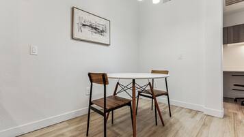 Apartment, 1 Bedroom | Dining room