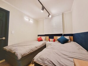 Premium bedding, memory-foam beds, individually decorated - Carrot Hostel (Seoul)