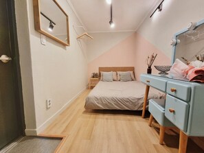 Premium bedding, memory-foam beds, individually decorated - Carrot Hostel (Seoul)