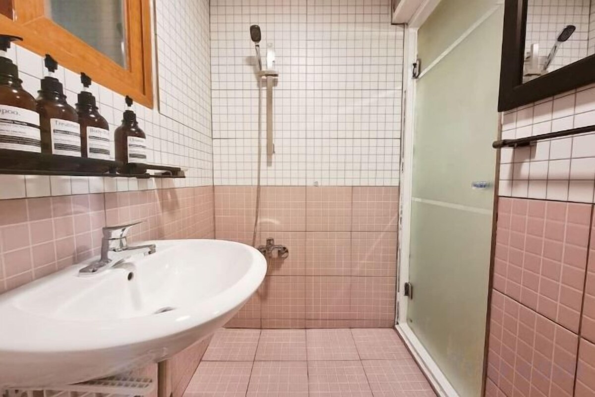 Badezimmer | Dusche, kostenlose Toilettenartikel, Haartrockner