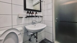 Basic Twin Room | Bathroom | Shower, free toiletries, hair dryer, heated floors - Carrot Hostel (Seoul)