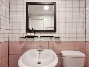 Basic Double Room, 1 Bedroom | Bathroom | Shower, free toiletries, hair dryer, heated floors - Carrot Hostel (Seoul)