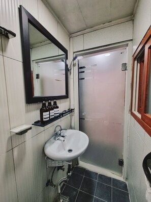 Basic Double Room, 1 Bedroom | Bilik Mandi | Pancuran mandi, kelengkapan dandanan diri percuma, pengering rambut 