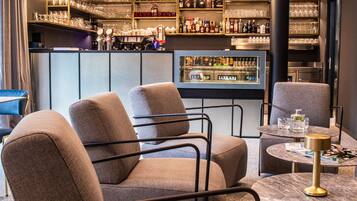 Un espace bar avec des sièges et un comptoir.