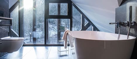 Superior Suite | Bathroom | Shower, free toiletries, hair dryer, slippers