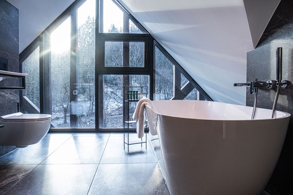 Superior Suite | Bathroom | Shower, free toiletries, hair dryer, slippers