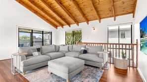 Fernseher, Tischtennisplatte, Bücher