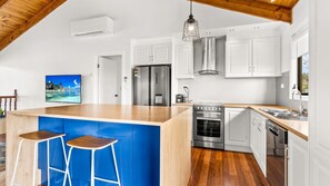 ثلاجة، ميكروويف، فرن، موقد طهي مسطح