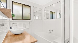 Bathtub, hair dryer - Cois Tra in central Cowes (Cowes)