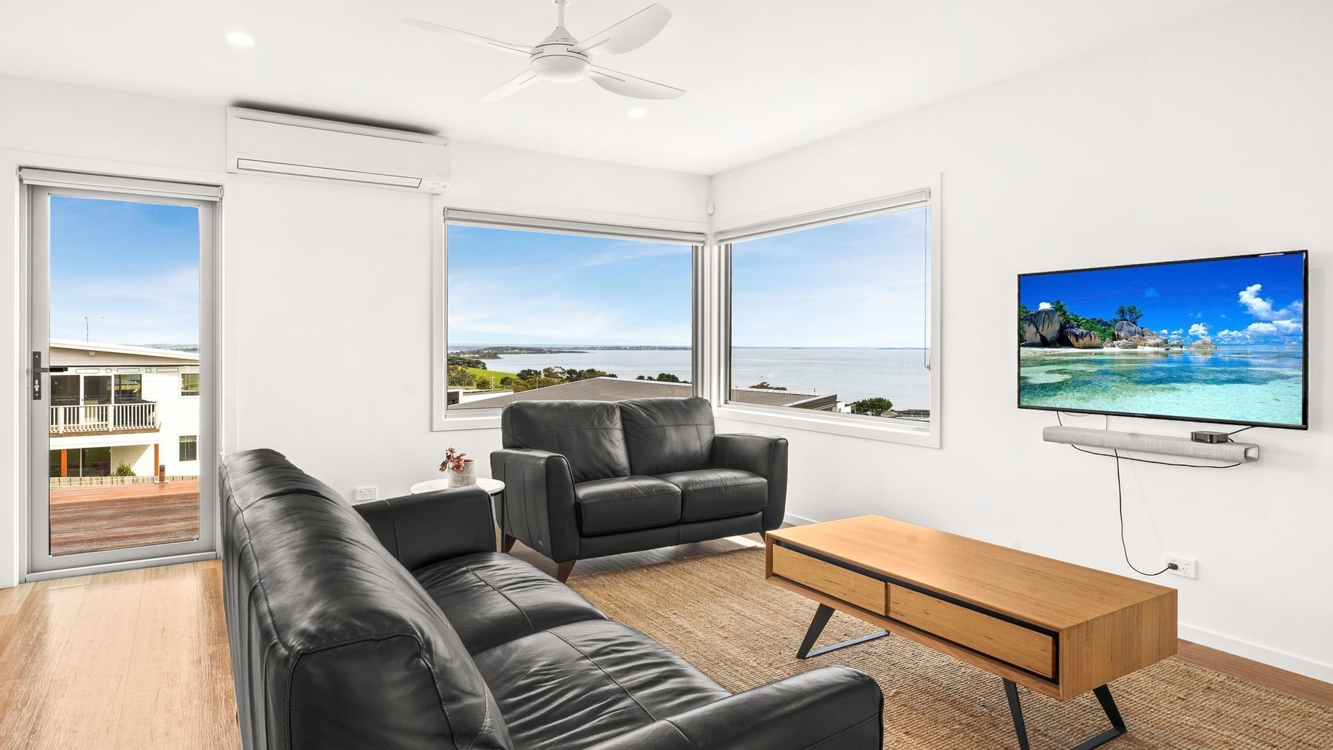 Televisio, takka, kirjoja