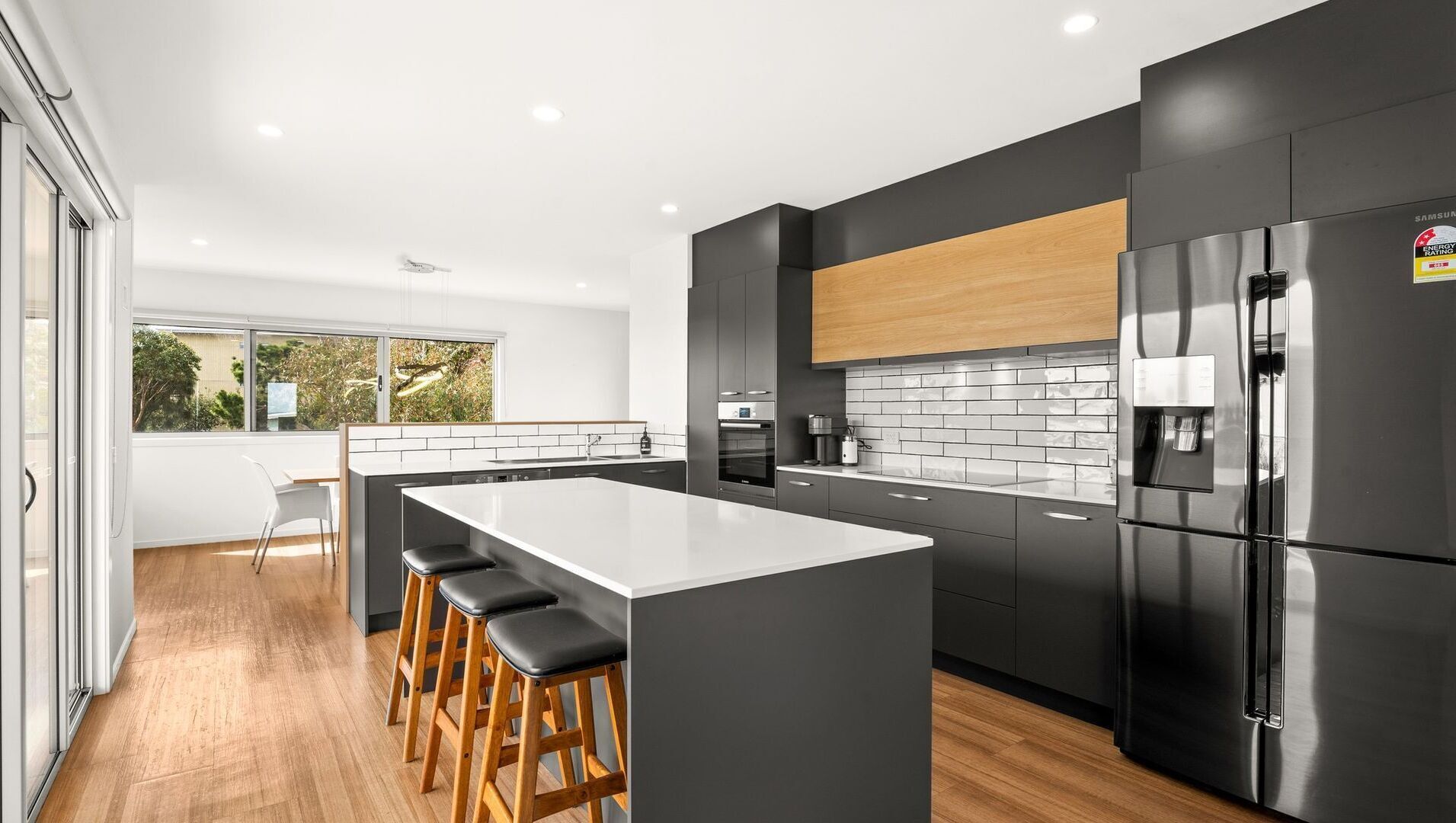 Jääkaappi, mikroaaltouuni, uuni, liesi