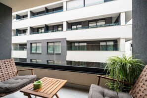 Estúdio (Studio Apartment with Balcony) | Sacada