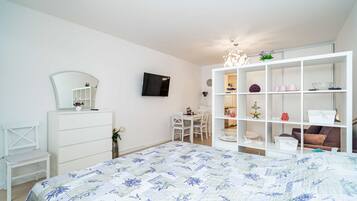 Studio (Studio Apartment with Balcony)