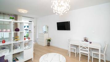 Studio (Studio Apartment with Balcony) | Living room | TV