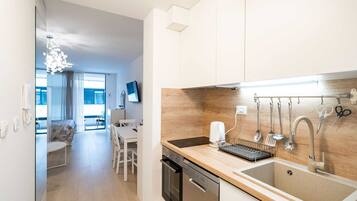 Studio (Studio Apartment with Balcony) | Private kitchen | Fridge