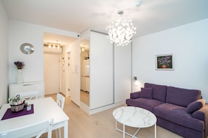 Studio (Studio Apartment with Balcony) | Salle de séjour | Télévision