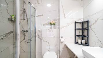 Studio (Studio Apartment with Balcony) | Badezimmer | Dusche, Handtücher