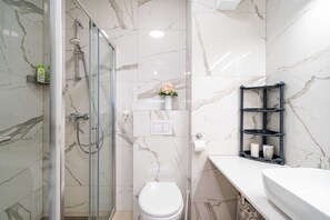 Estudio (Studio Apartment with Balcony) | Baño | Regadera y toallas 