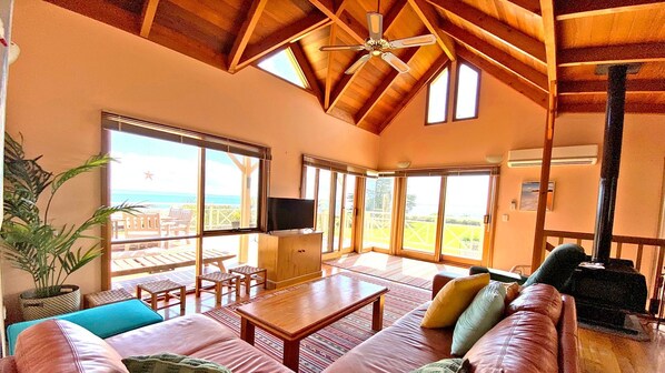 TV, fireplace - The Pink House in Ventnor (Ventnor)