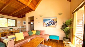 TV, fireplace - The Pink House in Ventnor (Ventnor)