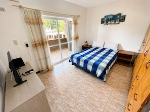 Habitación cuádruple estándar | Ropa de cama de alta calidad y edredones de plumas