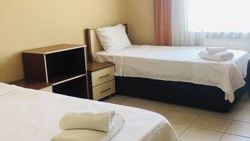 Kamar Twin Ekonomi | Meja kerja, ruang kerja ramah laptop, dan Wi-Fi gratis