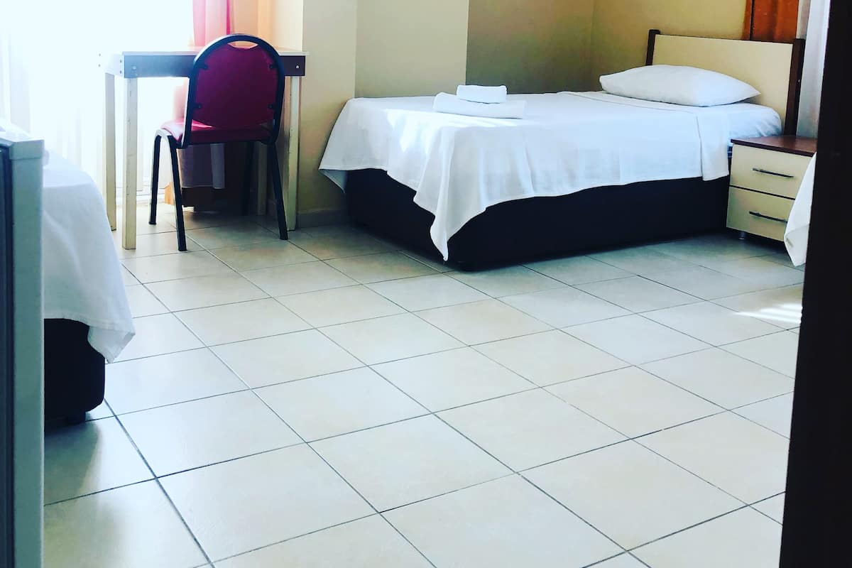 Economy Triple Room | Desk, laptop workspace, free WiFi