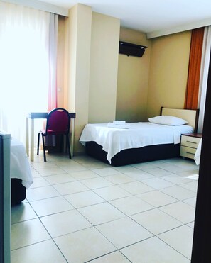 Economy Triple Room | Meja, ruang kerja komputer riba, Wi-fi percuma 