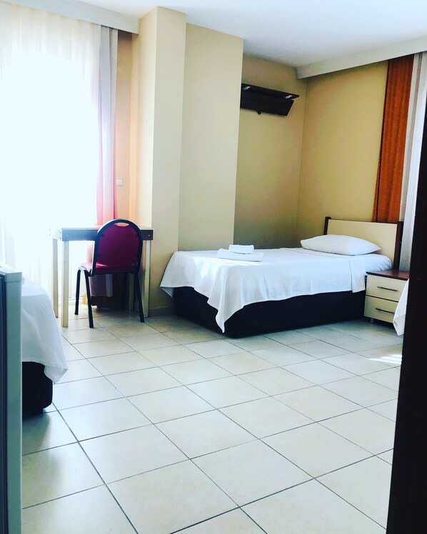 Economy Triple Room | Meja, ruang kerja komputer riba, Wi-fi percuma