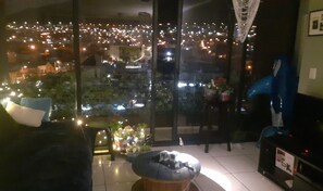 Interior - SECURE , SELF CATERING, SPACIOUS 1 BD  UNIT.   SLEEPS 4 comfy. MT & SEA VIEWS (Cape Town)