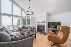 Smart TV, chimenea, oficina y monitor de computadora 