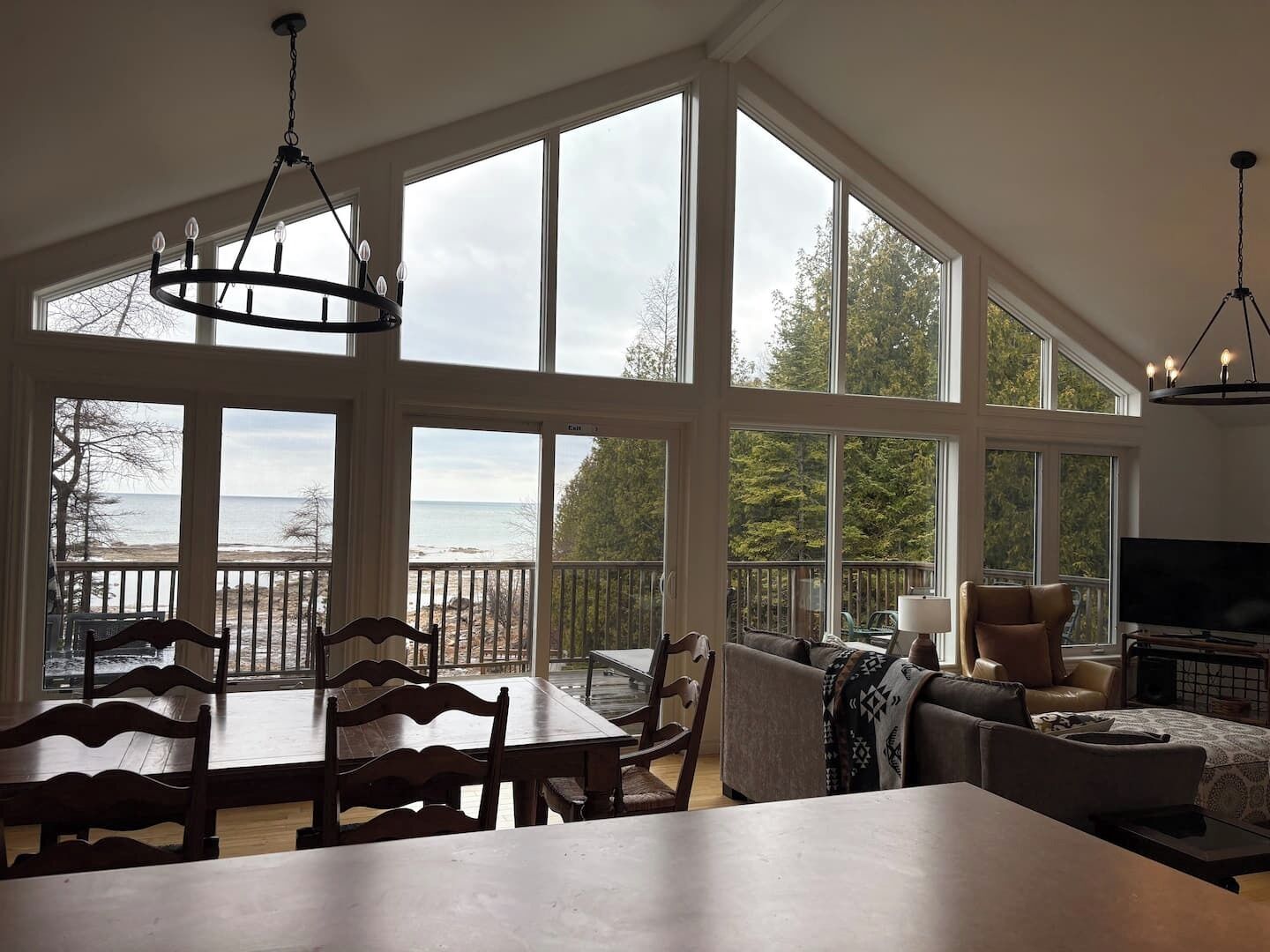 Smart TV, fireplace, offices, computer monitors