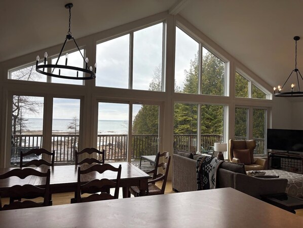 Smart TV, chimenea, oficina y monitor de computadora 