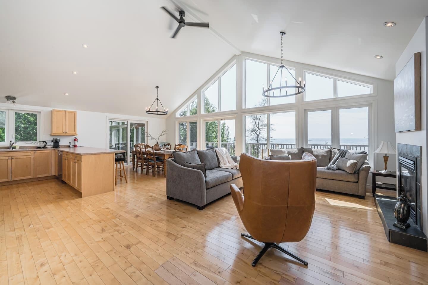 智能电视、壁炉、办公室、电脑显示器