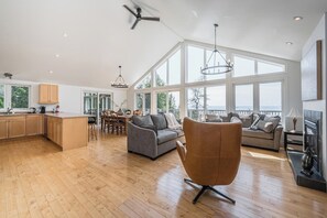 Smart TV, chimenea, oficina y monitor de computadora 