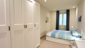 A bedroom with a bed, a desk, and a wardrobe. - LO STELLARIO DI LUCCA in the historic center, parking very close, WiFi (Lucca)