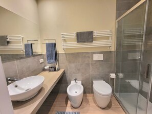 Shower, hair dryer, bidet, towels - LO STELLARIO DI LUCCA in the historic center, parking very close, WiFi (Lucca)